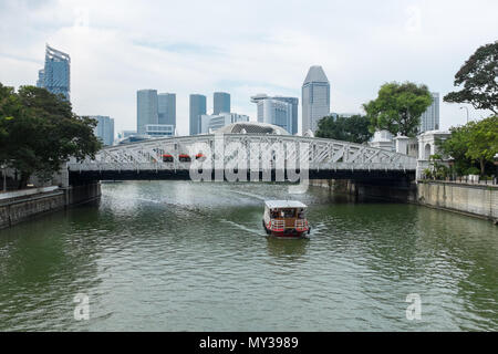 I turisti su sulla Bumboat passando sotto il ponte di Anderson sul Fiume Singapore a Singapore Foto Stock