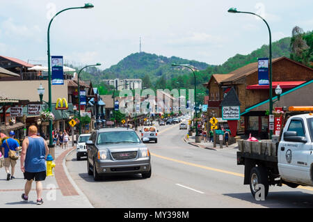 Gatlinburg,TN, Stati Uniti d'America - 14 Maggio 2018: i turisti a piedi attraverso il centro di Gatlinburg sulla striscia. Foto Stock