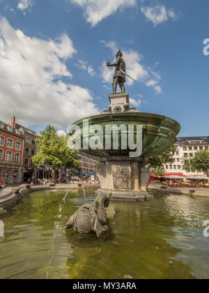 AACHEN, Germania - 31 maggio 2018. La piazza del mercato (Marktplatz) con la vecchia fontana medievale, edifici e persone Foto Stock