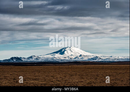 Monte Hekla (1491 m), Islanda, uno dei vulcani più attivi del paese, con oltre 25 grandi eruzioni negli ultimi 1000 anni, più recentemente nel 2000 Foto Stock