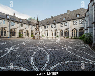 AACHEN, Germania - 31 maggio 2018. Cortile e fontana in Domschatzkammer Aachen. Museo di Aachen, Foto Stock