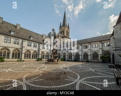 AACHEN, Germania - 31 maggio 2018. Cortile e fontana in Domschatzkammer Aachen. Museo di Aachen, Foto Stock