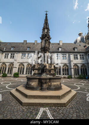 AACHEN, Germania - 31 maggio 2018. Cortile e fontana in Domschatzkammer Aachen. Museo di Aachen, Foto Stock