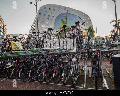 ROTTERDAM, Paesi Bassi - 31 Maggio 2018: vista esterna del Mercato coperto in una zona residenziale ed edificio per uffici. Il parcheggio per le bici a Rotterdam.
