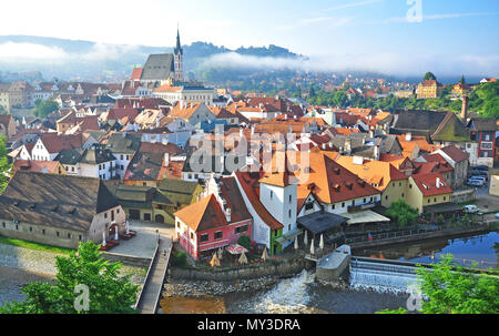 CESKY Krumlov, Repubblica Ceca - 1 agosto: Summer View di Cesky Krumlov città vecchia il 1 agosto 2014. Cesky Krumlov è una piccola città situata nel sud Bohe Foto Stock