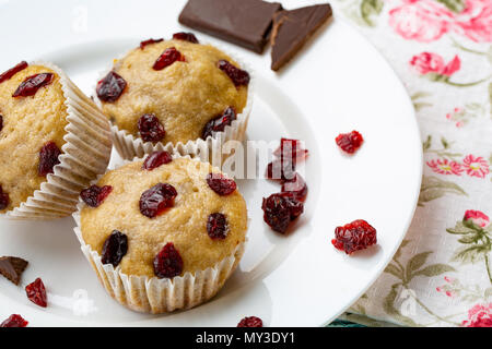 Piatto casereccio vegan muffin di zucca con cioccolato e le ciliegie secche. Prima colazione Foto Stock