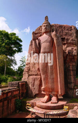 Statua colossale di Avukana immagine del Buddha in Sri Lanka Foto Stock