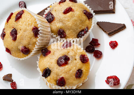 Piatto casereccio vegan muffin di zucca con cioccolato e le ciliegie secche. Prima colazione Foto Stock