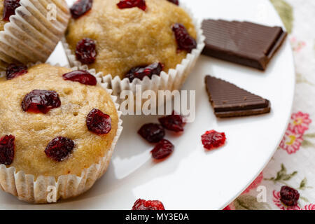 Piatto casereccio vegan muffin di zucca con cioccolato e le ciliegie secche. Prima colazione Foto Stock