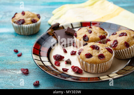 Piatto casereccio vegan muffin di zucca con cioccolato e le ciliegie secche. Prima colazione Foto Stock