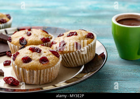 Piatto casereccio vegan muffin di zucca con cioccolato e le ciliegie secche. Prima colazione Foto Stock