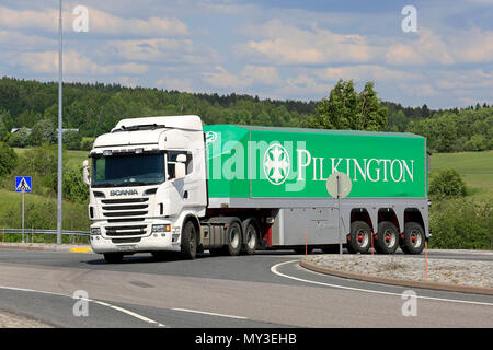 White Scania R560 carrello e vetro Pilkinton rimorchio di trasporto su strada incrocio in un giorno di estate in Salo, Finlandia - 2 giugno 2018. Foto Stock