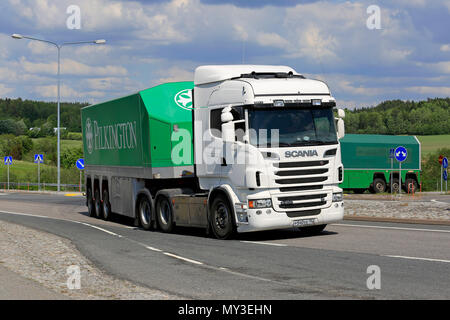 I trasportatori di vetro bianco, Scania R560 e Pilkington Glass rimorchio nella parte anteriore, sulla intersezione su un giorno di estate in Salo, Finlandia - 2 giugno 2018. Foto Stock