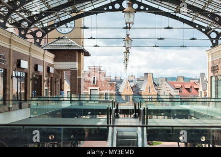 Il passaggio e la scala mobile nel vuoto moderno centro commerciale di giorno Foto Stock