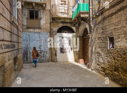 Taranto, Italia - Il centro storico di una grande città del sud Italia, Regione Puglia, sul mare con il settore portuale, in una giornata di primavera. Foto Stock