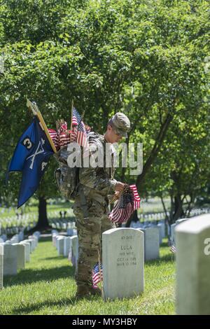 Un soldato da 3d U.S. Reggimento di Fanteria (la vecchia guardia) luoghi bandiere degli Stati Uniti a lapidi nella Sezione 43 durante le bandiere in presso il Cimitero Nazionale di Arlington Arlington, Virginia, 24 maggio 2018, 24 maggio 2018. Per più di 60 anni, i soldati della vecchia guardia hanno onorato la nostra nazione di eroi caduti ponendo le bandiere degli Stati Uniti a gravesites per i membri del servizio sepolto ad entrambi il Cimitero Nazionale di Arlington e la U.S. Soldati e aviatori Home del cimitero nazionale appena prima per il weekend del Memorial Day. Entro quattro ore e più di 1, 000 soldati posti 234, 537 bandiere nella parte anteriore di ogni lapide e Columba Foto Stock