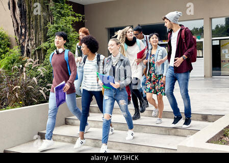 Studenti del college camminando sul campus Foto Stock