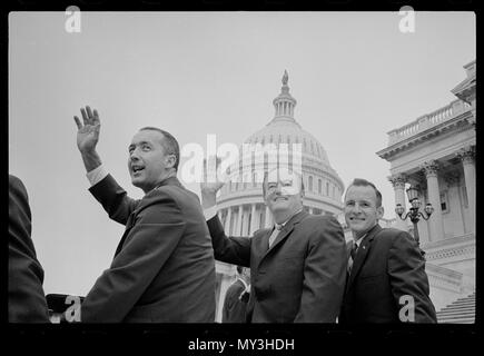 Gli astronauti James McDivitt (sinistra) e Edward II bianco (a destra) giro in una cabriolet vicino alla U S Capitol con il Vicepresidente Hubert H Humphrey a seguito del successo della loro Gemini IV mission, Washington DC, 06/17/1965.Foto di Marion S. Trikosko. Foto Stock