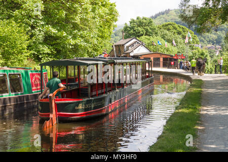 Cavallo narrowboat con turisti facendo un viaggio di piacere lungo il 200 anno vecchio Llangollen canal nel Galles del Nord Foto Stock