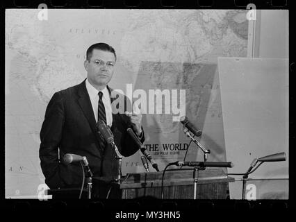 Il Segretario della Difesa Robert McNamara risponde alle domande sulla situazione cubana in occasione di una conferenza stampa, Washington DC, 10/23/1962. Foto di Marion S. Trikosko. Foto Stock