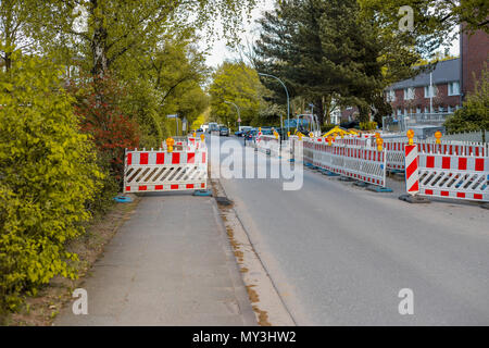 Costruzione lato in corrispondenza di una via pedonale, illuminato barricate bloccano la passerella Foto Stock