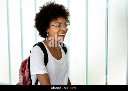 Giovane donna che porta uno zaino Foto Stock
