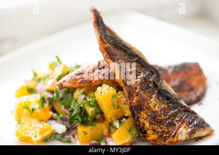 Due filetti di sgombro da un sgombri pescati su Chesil Beach in Dorset pesca in spiaggia con asta di linea e che sono state rivestite in paprika affumicato e caldo Foto Stock