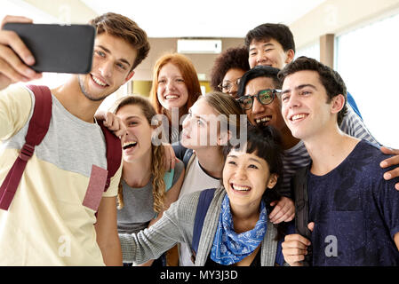 Gli studenti che presentano per il gruppo selfie Foto Stock