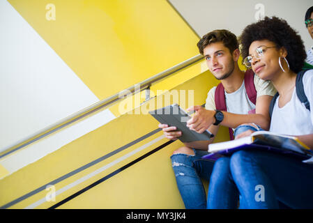 Gli studenti universitari in seduta scale Foto Stock