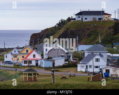 Villaggio costiero di case lungo il litorale, Sainte-Anne-des-Monts, Gaspe Peninsula, Quebec, Canada Foto Stock