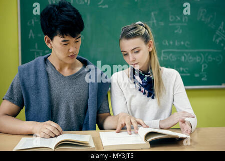 Gli studenti che lavorano insieme in classe math Foto Stock
