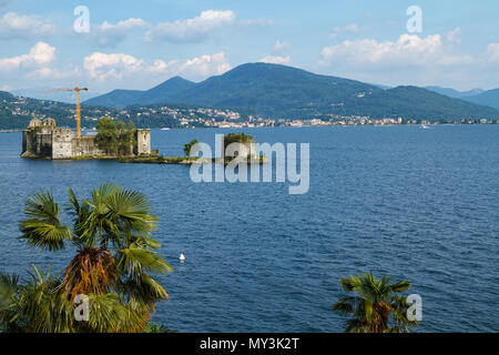 Cannobbio, Italia, 10 Giugno 2016 - castelli abbandonati sul lago a molla, Cannero Riviera, Italia, Lago Maggiore Foto Stock