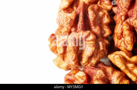 Le noci secche isolato su sfondo bianco. Foto Stock