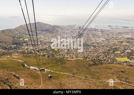 Vista panoramica sulla città di Cape Town e della cabinovia di Table Mountain Foto Stock