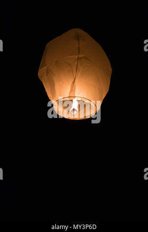 Un volo lanterna cinese nel cielo notturno Foto Stock