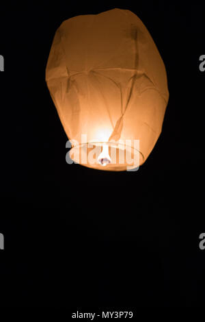 Un volo lanterna cinese nel cielo notturno Foto Stock