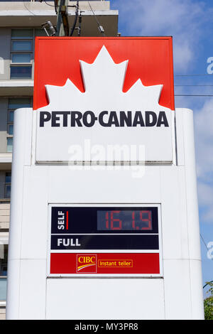 Petro-Canada gas station segno mostrando un alto prezzo del gas per litro in Vancouver, BC, Canada Foto Stock