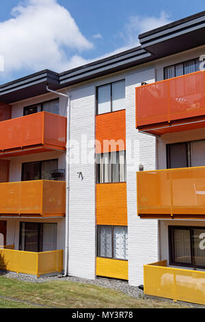 Colorati a tre piani di walkup stucco appartamento edificio con a Kitsilano, Vancouver, BC, Canada Foto Stock