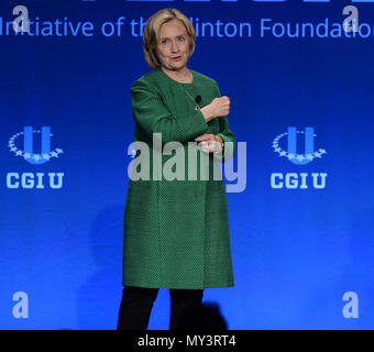 CORAL GABLES, FL - MARZO 07: Hillary Rodham Clinton, ex U.S. Il segretario di Stato degli Stati Uniti e Il senatore da New York e da sua figlia Chelsea Clinton, Vice Presidente, Clinton Foundation ricama come frequentano il 2015 Riunione del Clinton Global Initiative università all'università di Miami il 7 marzo 2015 in Coral Gables, Florida. La Clinton 2015 Iniziativa globale incontro universitario incoraggia gli studenti a prendere azione su alcuni della millenaria generazioni più grandi preoccupazioni come il futuro dell'energia e la potenza dei dati di grandi dimensioni per affrontare le sfide globali e pe-edificio in Medio Oriente e Nord Af Foto Stock