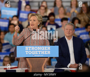 MIAMI, FL - 11 ottobre: Candidato presidenziale democratica ex Segretario di Stato Hillary Clinton ed ex vice presidente Al Gore campagna insieme al Miami Dade College - Kendall Campus, Theodore Gibson Center su ottobre 11, 2016 a Miami in Florida. Clinton continua la campagna contro il suo avversario Repubblicano Donald Trump con meno di un mese prima di passare il giorno delle elezioni la gente: Hillary Clinton Al Gore Credito: Hoo-Me.com / MediaPunch Foto Stock