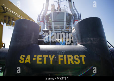 CONSTANTA, Romania - 19 Maggio 2018: rimorchiatore in mare - La sicurezza prima di tutto Foto Stock