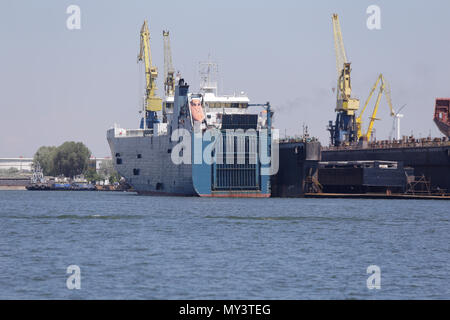 CONSTANTA, Romania - 19 Maggio 2018: vecchia nave ormeggia di smantellamento Foto Stock