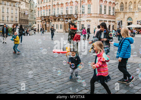 Praga, 18 Settembre 2017: giocare i bambini bolle di sapone e gioire della strada di città Foto Stock