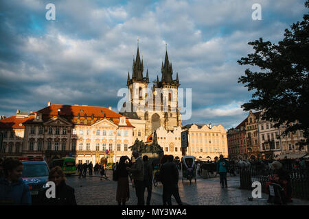 Praga, 18 Settembre 2017: la Chiesa della Vergine Maria nella Piazza della Città Vecchia. I residenti locali e turisti a piedi intorno alla piazza Foto Stock