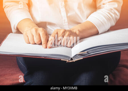 Donne cieche leggi libro scritto in Braille Foto Stock