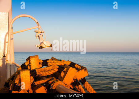 Canale di Piombino incrocio con ferry boat in estate Foto Stock