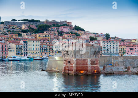 Canale di Piombino incrocio con ferry boat in estate Foto Stock