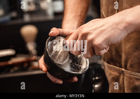 Pennello per barba di rasatura e la vaschetta. Foto Stock