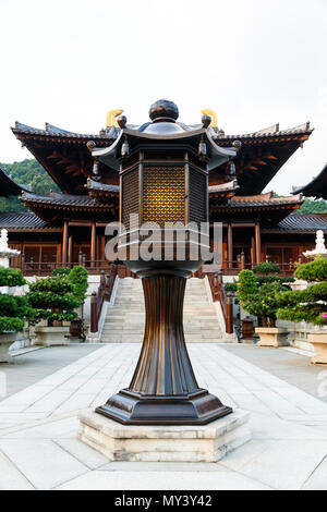 Lampada in bronzo della sapienza nel cortile recintato di Chi Lin monastero, in Nan Lian giardini, Hong Kong. Foto Stock