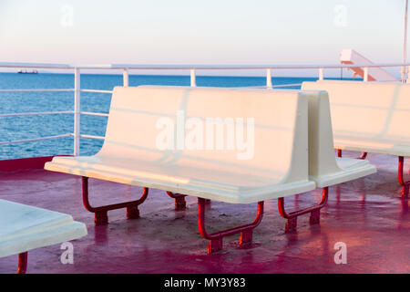 Canale di Piombino incrocio con ferry boat in estate Foto Stock